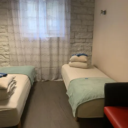 Hostel Bedroom With Private Bathroom *